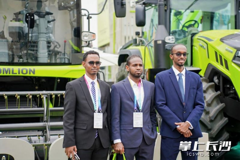 博览会现场非洲客商与中联重科农机合影。受访者供图