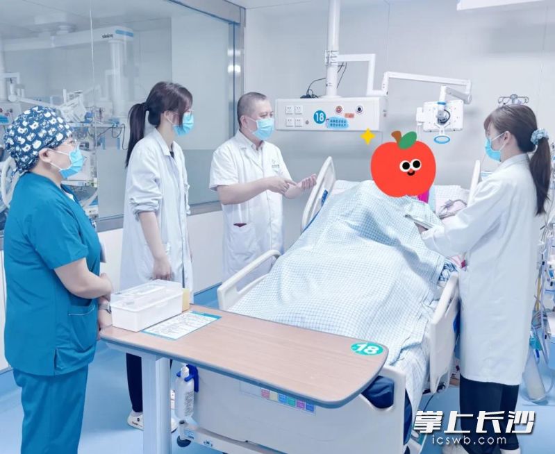 长沙市第四医院滨水新城院区重症医学科团队查看患者情况。 均为长沙晚报通讯员万诗颖、李怡慧供图 长沙市第四医院滨水新城院区重症医学科团队查看患者情况。 均为长沙晚报通讯员万诗颖、李怡慧供图