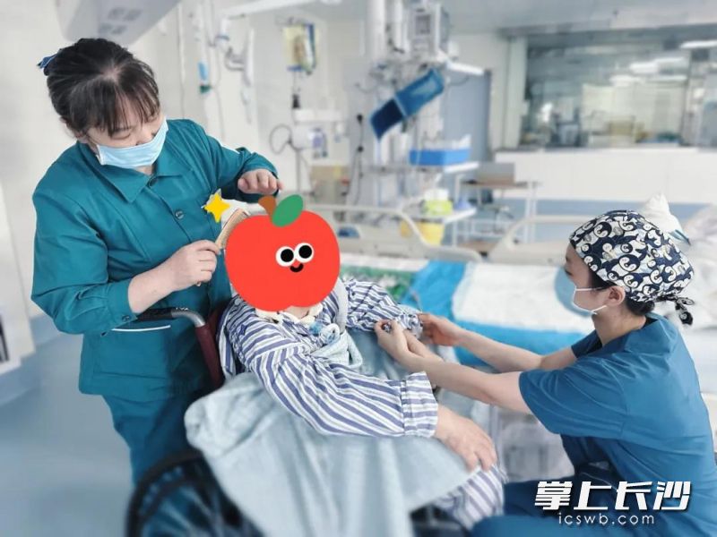 翻身擦浴、叩背吸痰、康复锻炼……护理团队精心照护患者。 翻身擦浴、叩背吸痰、康复锻炼……护理团队精心照护患者。