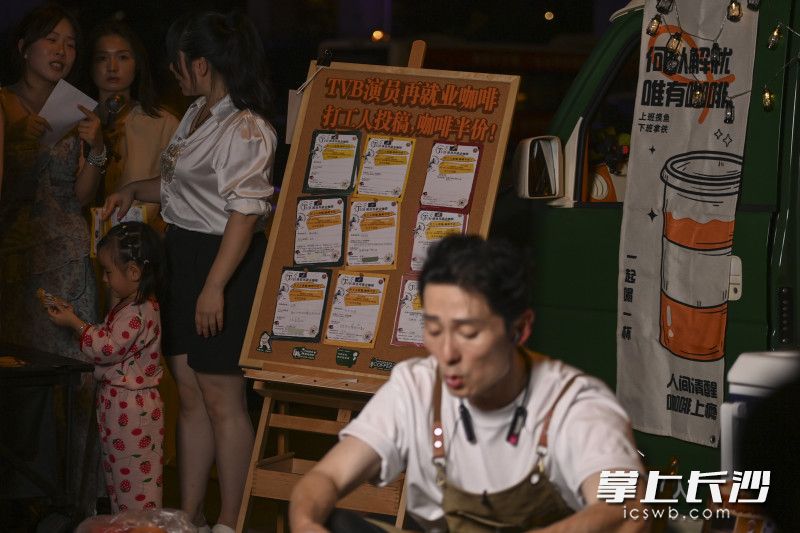 店内仅售三种咖啡,价格14到18元不等。他同时推出线上分享活动:“打工人”投稿故事可半价喝咖啡。 店内仅售三种咖啡,价格14到18元不等。他同时推出线上分享活动:“打工人”投稿故事可半价喝咖啡。