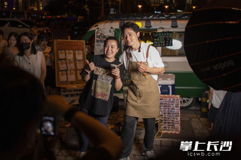 当顾客提出合影,姚亦澧总是先快速完成手头工作,然后耐心地和顾客合影。 当顾客提出合影,姚亦澧总是先快速完成手头工作,然后耐心地和顾客合影。