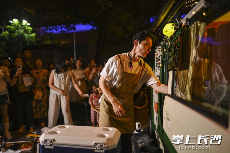 姚亦澧在制作咖啡,一旁不少粉丝在守候,其中还有几位不远从广州赶来的粉丝。 姚亦澧在制作咖啡,一旁不少粉丝在守候,其中还有几位不远从广州赶来的粉丝。