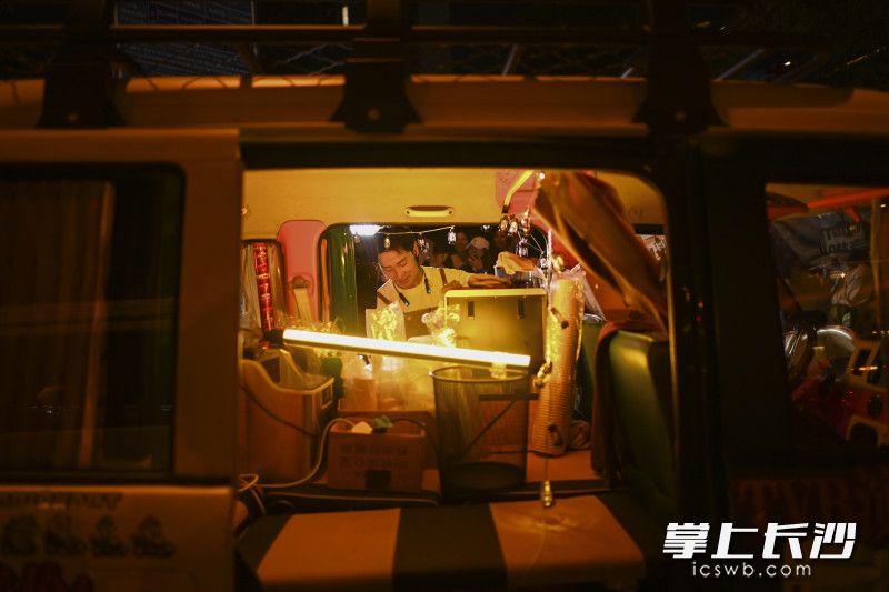 姚亦澧在认真的制作咖啡。 姚亦澧在认真的制作咖啡。