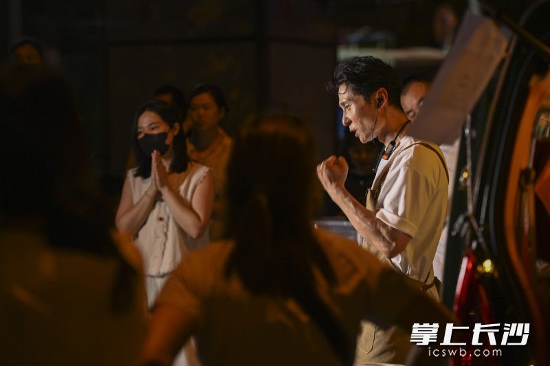 在知道直播点赞超过350万时,他向守候的在线的粉丝致谢。 在知道直播点赞超过350万时,他向守候的在线的粉丝致谢。