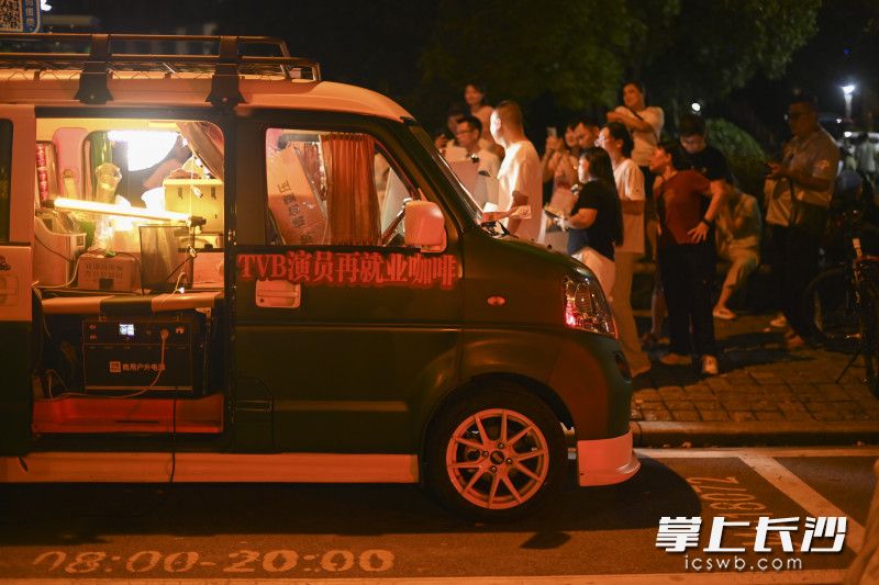 车尾精心改装成咖啡操作台的绿色小车。 车尾精心改装成咖啡操作台的绿色小车。