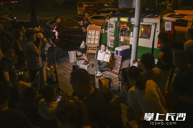 6月13日晚,长沙月湖公园东广场,一台绿色的流动咖啡车前,47岁的TVB演员姚亦澧在边直播边制作咖啡,一旁还守候着不少粉丝。 6月13日晚,长沙月湖公园东广场,一台绿色的流动咖啡车前,47岁的TVB演员姚亦澧在边直播边制作咖啡,一旁还守候着不少粉丝。