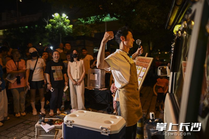 当制作咖啡时,他总是面朝着车内,顾客粉丝们只能看到他的背影,于是他调皮的装了一下“超人”。 当制作咖啡时,他总是面朝着车内,顾客粉丝们只能看到他的背影,于是他调皮的装了一下“超人”。