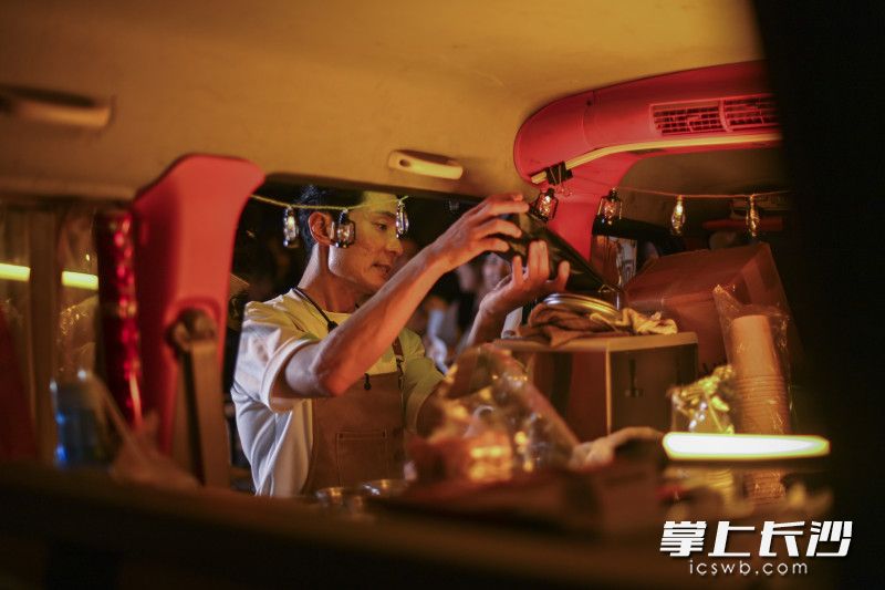 为了照顾线上的粉丝,他将每一步自己的操作,都向直播中解释着。 为了照顾线上的粉丝,他将每一步自己的操作,都向直播中解释着。