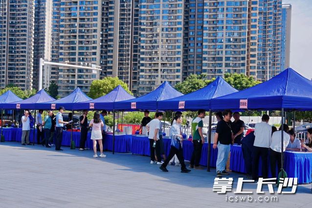 此次活动共发放宣传资料5000余份。  长沙晚报全媒体记者 舒元臻 摄