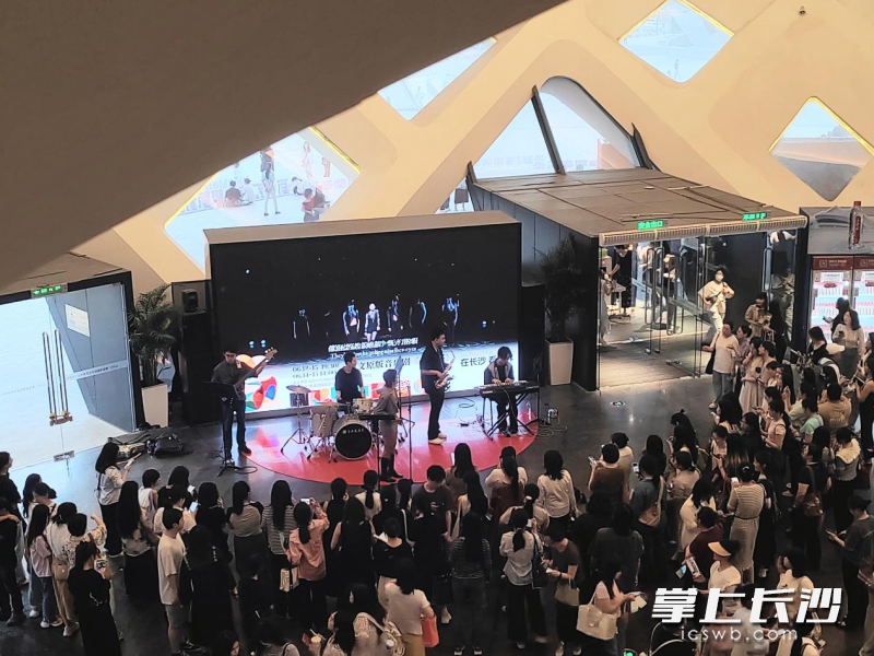 爵士乐队演奏引众多观众围观。
