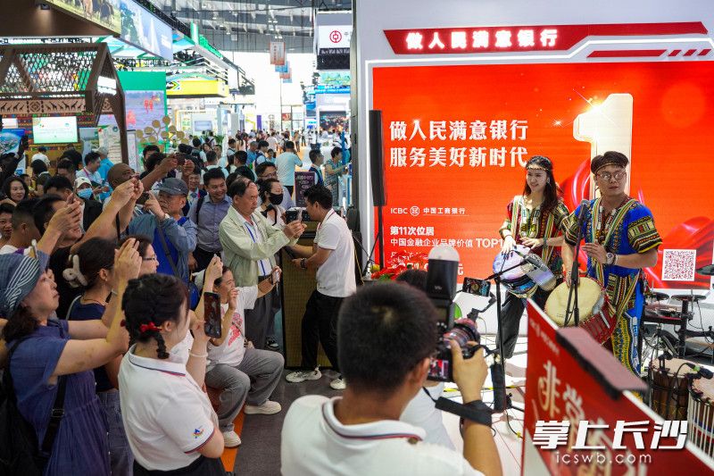 现场有非洲鼓表演，观众们看得津津有味，并不时举起手机用拍视频的方式记录下来。
