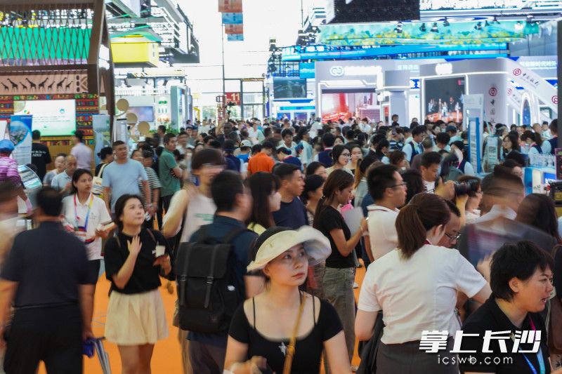 现场工作人员维持秩序，大家有序参观，亲身体验博览会的精彩内容。 长沙晚报全媒体记者 刘晓敏 摄