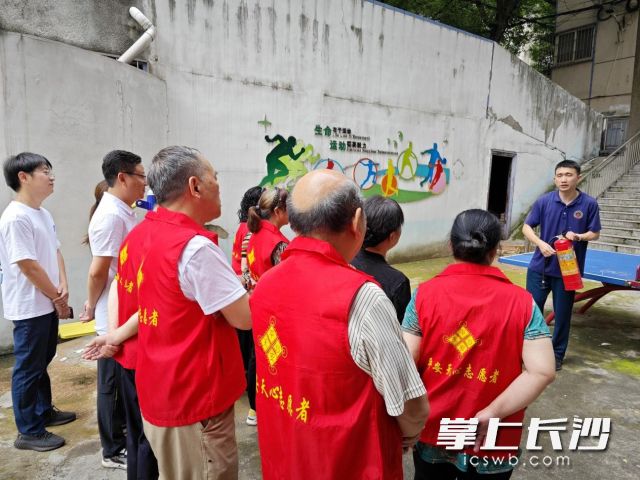 活动现场为居民讲解如何正确的使用消防设施设备。