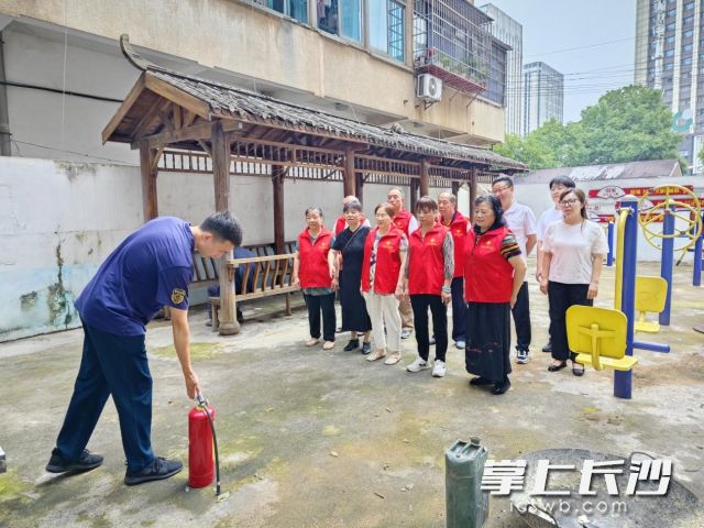 消防安全进老旧小区培训演练活动现场。 均为长沙晚报通讯员 喻嘉供图