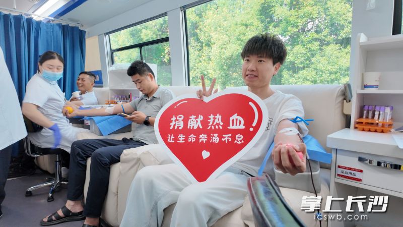 志愿者正在献血。