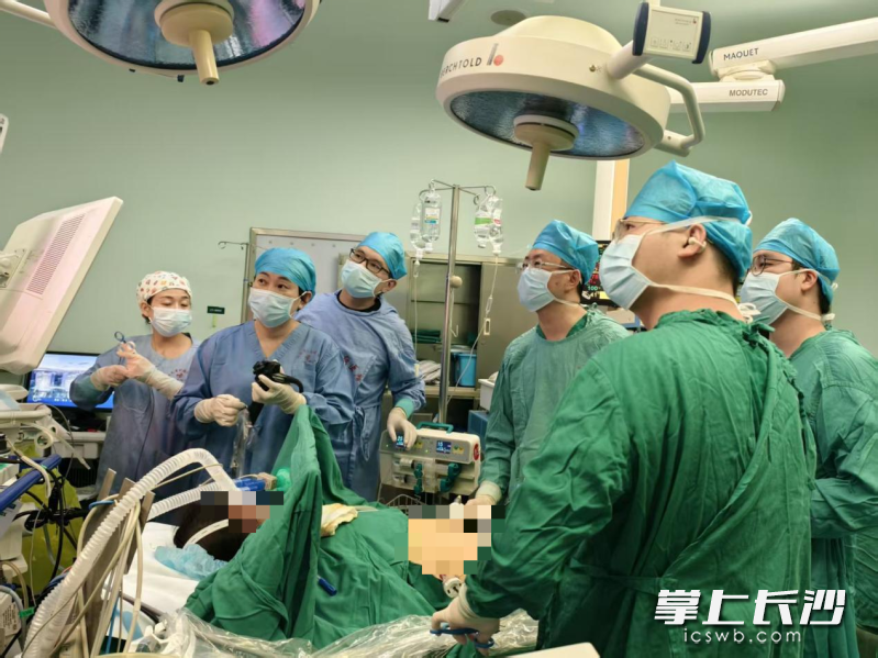 白飞团队创新采用腔镜和内镜联合手术。 通讯员供图