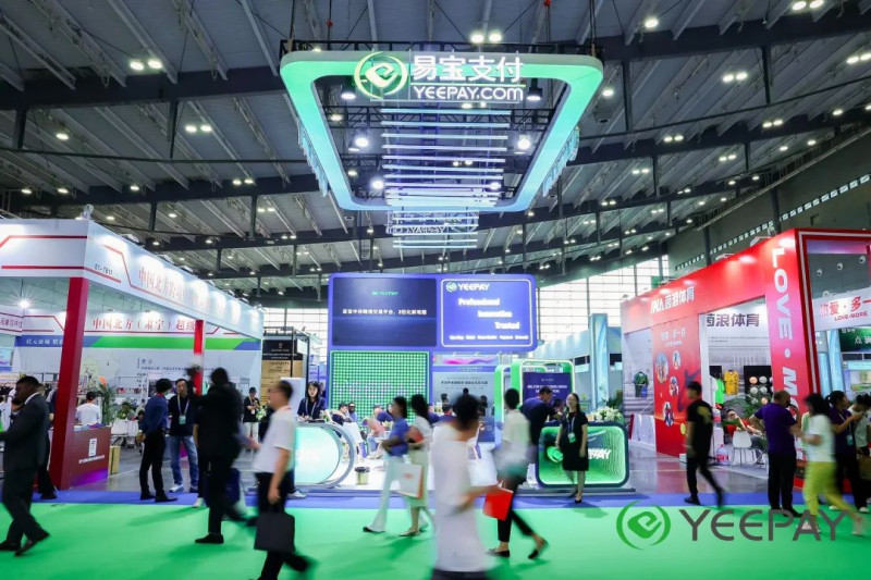 在中非经贸博览会上，前来易宝支付展位咨询的各国专业观众络绎不绝。受访者供图