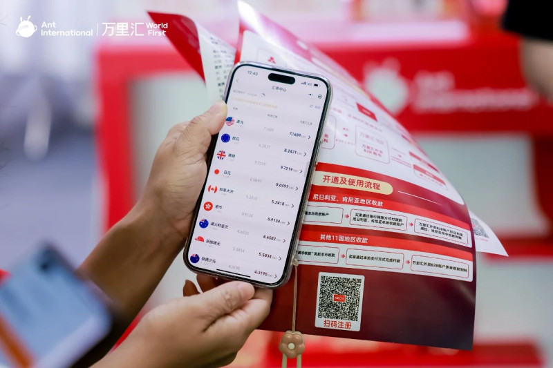 在中非经贸博览会上，专业观众正在注册万里汇，体验中非贸易收款解决方案。受访者供图