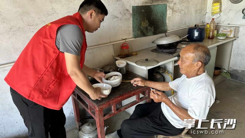 对于行动不便的老人，社区志愿者化身“爱心送餐员”，将热乎饭菜准时送到老人家中。