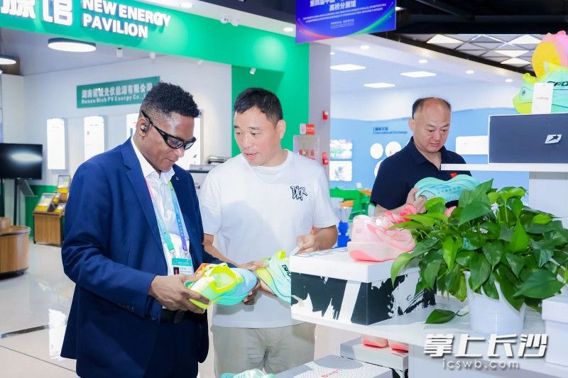 在巡馆环节，运动用品展示馆吸引众多非洲客商驻足咨询。