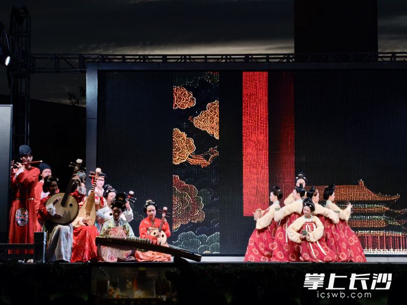 非遗展演在杜鹃花剧场精彩演绎。