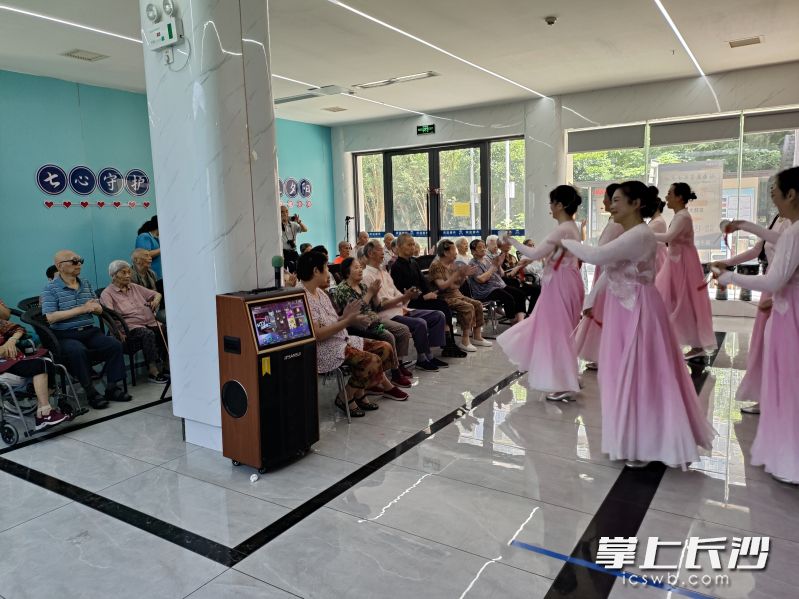 演员们轻盈优美舞姿；赢得了老人们的阵阵掌声。