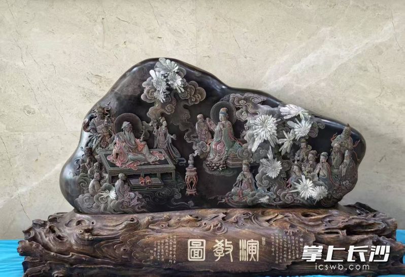 菊花石雕作品《维摩演教图》。