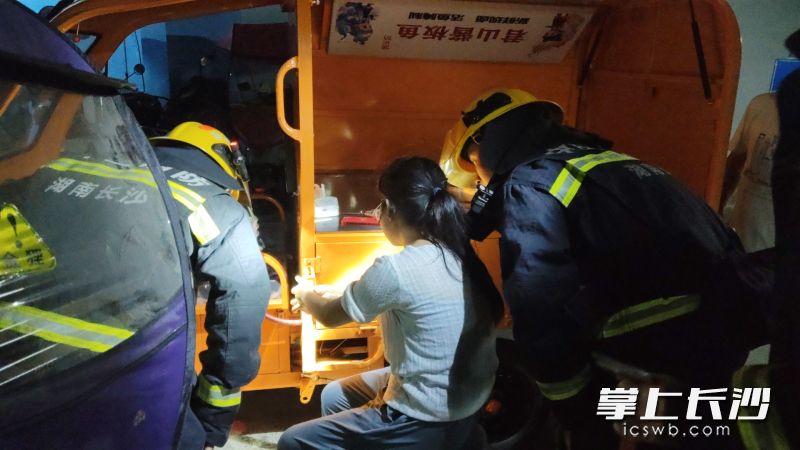 消防员帮助女子取出被卡手指。长沙晚报通讯员 郭毅 摄