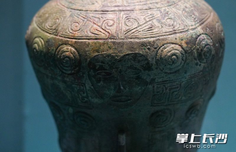 青铜人面纹弧腰錞于春秋（前770—前476年）1985年4月镇江谏壁王家山春秋墓出土