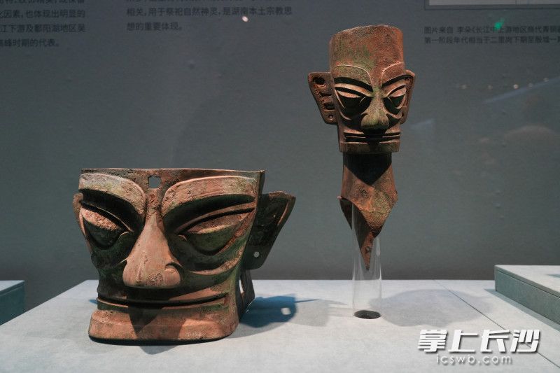 青铜人头像和青铜人面具。商（前1600—前1046年）1986年四川广汉三星堆遗址二号祭祀坑出土。