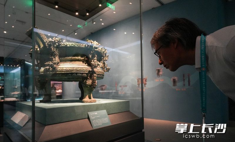 6月14日，“不尽长江滚滚来——长江与中华文明展”主题展览在长沙博物馆开幕，嘉宾正在认真观看展览。