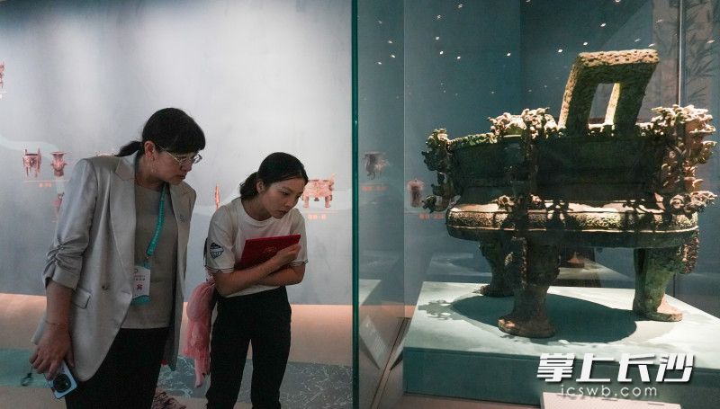 6月14日，“不尽长江滚滚来——长江与中华文明展”主题展览在长沙博物馆开幕，嘉宾正在观看展览。