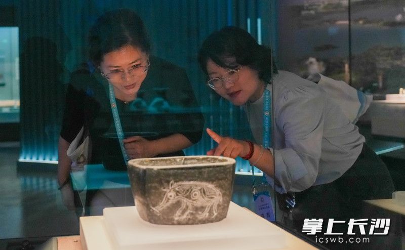 6月14日，“不尽长江滚滚来——长江与中华文明展”主题展览在长沙博物馆开幕，嘉宾正在观看展览。均为长沙晚报全媒体记者 邹麟 摄