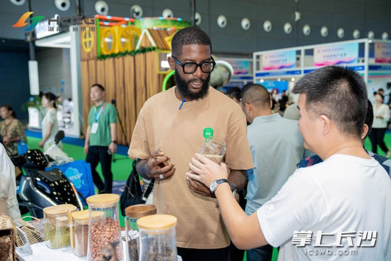 非洲坚果吸引人们品尝。