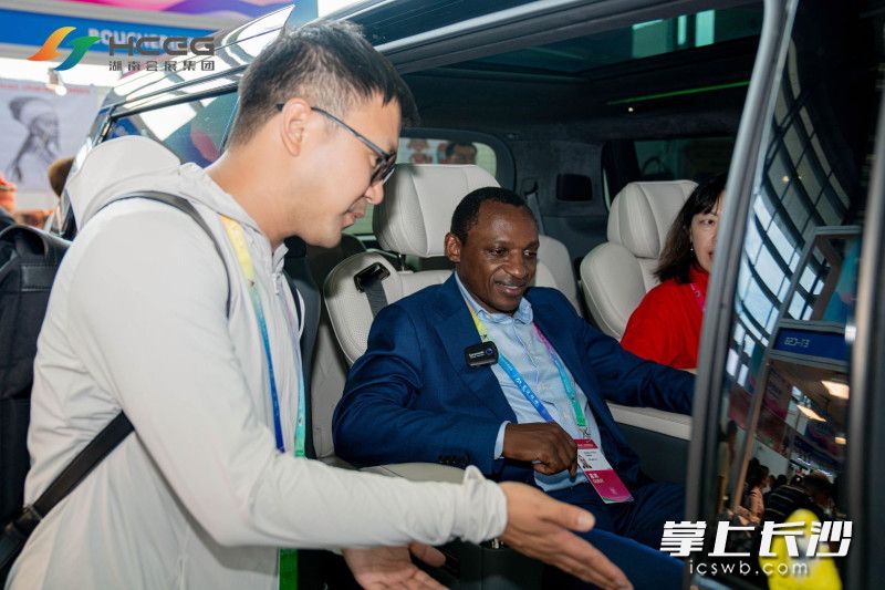 非洲客商体验中国新能源车。