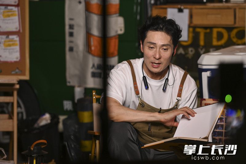 夜晚摆摊售卖咖啡时曾互动翻看职场咖啡版“答案之书”。 夜晚摆摊售卖咖啡时曾互动翻看职场咖啡版“答案之书”。