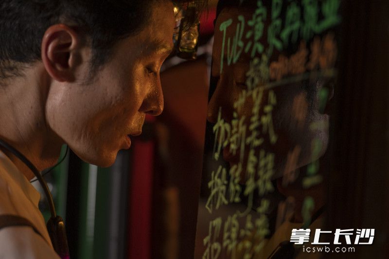 47岁的TVB演员姚亦澧,将绿色面包车改装成流动咖啡车,在长沙街头卖咖啡,每杯定价7至18元。 47岁的TVB演员姚亦澧,将绿色面包车改装成流动咖啡车,在长沙街头卖咖啡,每杯定价7至18元。