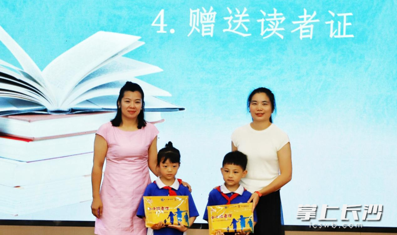 给学生赠送读书证，方便孩子们畅享丰富的阅读资源。