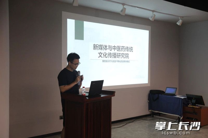 大学生创业者在进行项目路演。