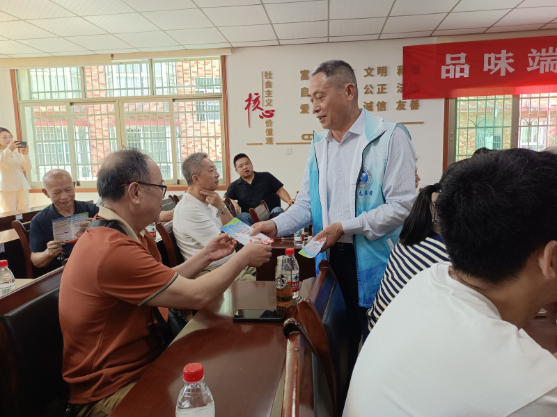 邓泽湘在开展禁毒宣传活动。图片均由长沙晚报通讯员 周琴 提供