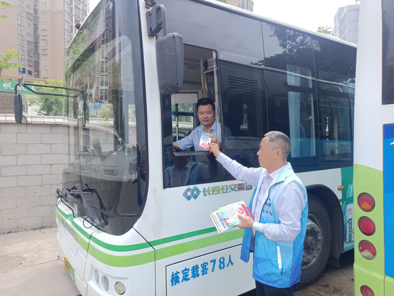 发放禁毒宣传册。