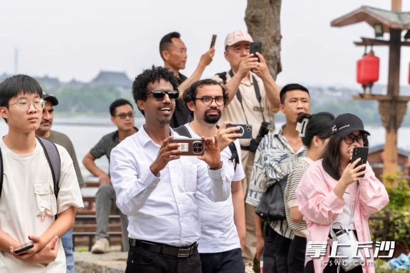 非洲媒体记者在铜官窑国风乐园沉浸式感受中华传统文化的独特魅力和长沙文旅的精彩。 均为景区供图 非洲媒体记者在铜官窑国风乐园沉浸式感受中华传统文化的独特魅力和长沙文旅的精彩。 均为景区供图