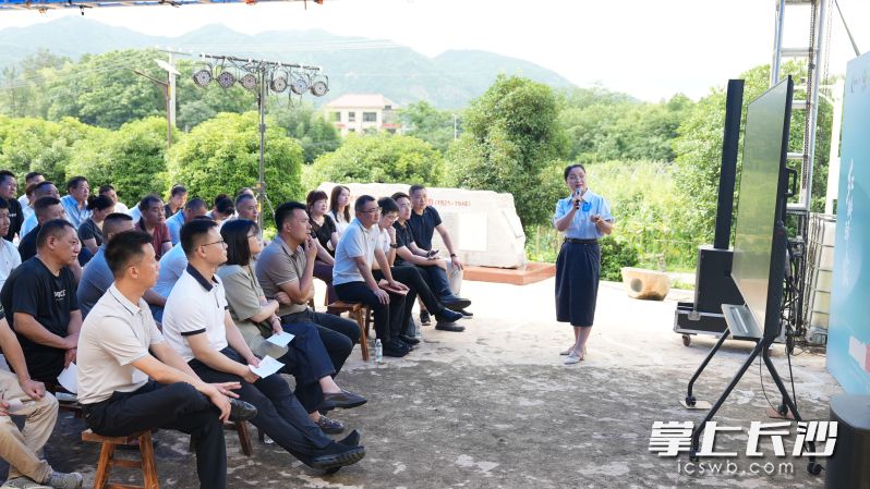 桥驿镇中共湖南省委旧址，候选人们在这片先辈奋斗的热土上阐述乡村发展方略，围绕如何融合片区的红色资源展开“交锋”。