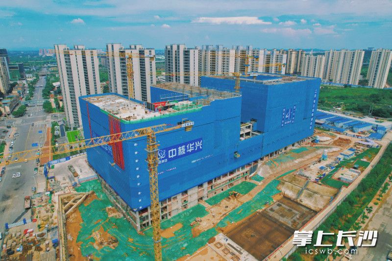 6月14日，随着最后一方混凝土浇筑完成，位于雨花区高铁新城片区的湖南中核肿瘤医院（一期）项目正式封顶。 长沙晚报全媒体记者 周游 通讯员 高兴 摄