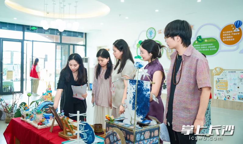 非遗亲子手工作品展区，孩子们与家长共同创作的一件件传统工艺作品引起了大家的关注。 均为长沙晚报通讯员崔姣供图