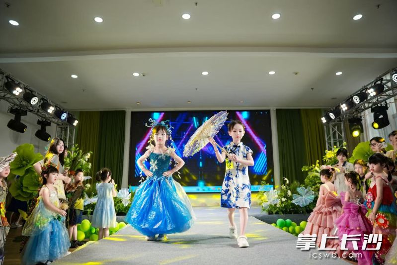 “环保时装秀”活动中，萌娃们身着特别的“环保时装”自信地踏上T台。