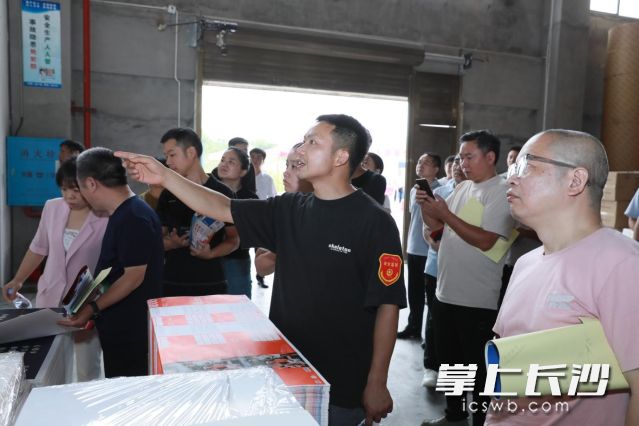 不同行业的企业代表深入先进标杆企业交流学习。 长沙晚报通讯员 张钦龙 供图