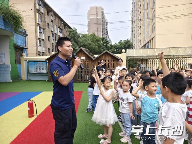 井湾子社区邀请消防救援部门的专业人员为社区居民、辖区幼儿园等举办消防安全知识讲座。  长沙晚报通讯员 舒敏 供图