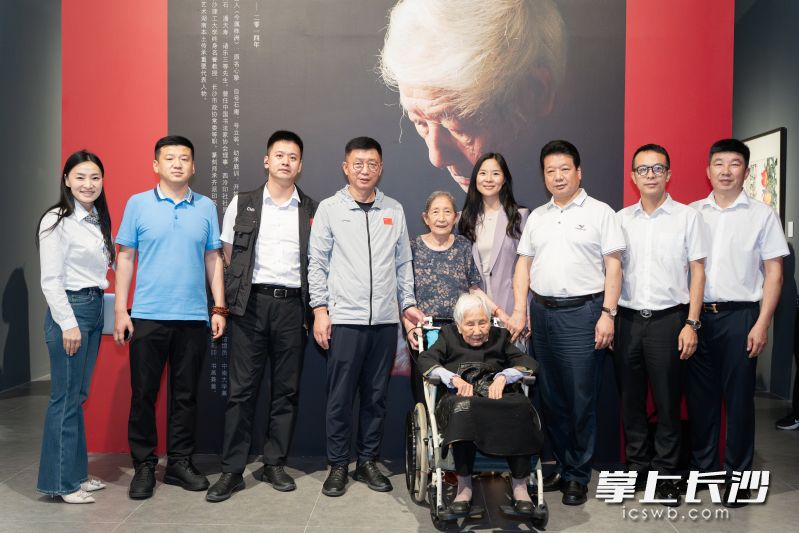 观众集体在李立先生画像前合影留念。均为长沙晚报全媒体记者肖舞及主办方 供图