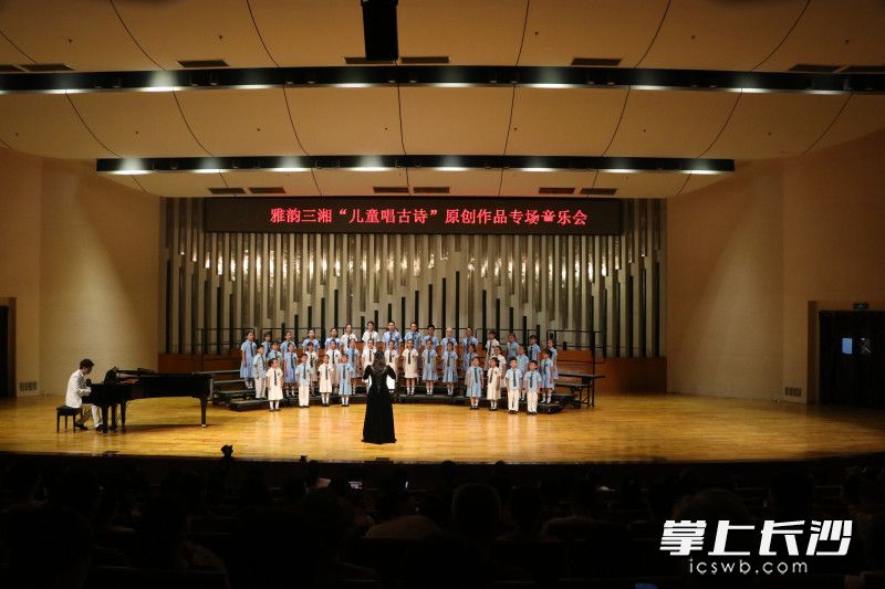 合唱团表演。 合唱团表演。